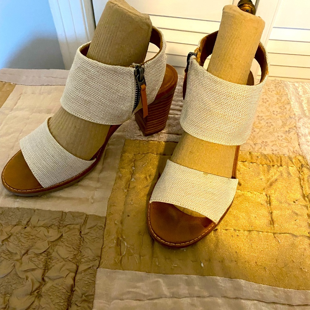 Tom’s beige shoes